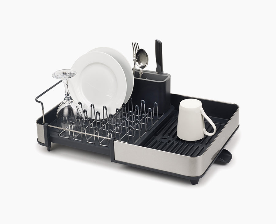 Joseph Joseph Extend Steel Grey 85153 灰色伸缩沥水架,带餐具盒与侧边排水嘴;碗盘为使用示意